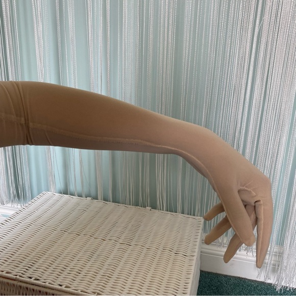 Bella Barnett Nude Sheer Mesh Elbow Gloves NWOT - Picture 8 of 15
